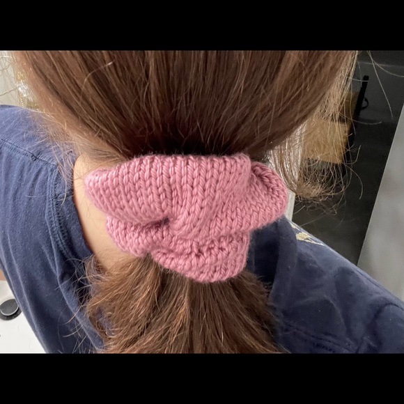 Pink knit scrunchie - Picture 5 of 5